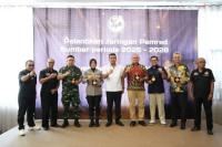 Wagub Vasko Serahkan Langsung Medal of Honor dari JPS Sumbar