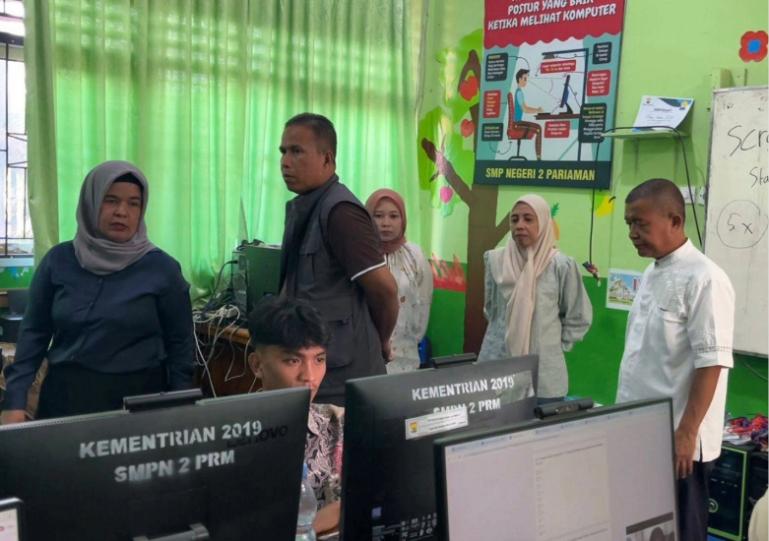 Walik Wali Kota Pariaman Mulyadi meninjau calon mahasiswa yang ikut seleksi psikotes memperebutkan beasiswa penuh di Universitas PASIM Bandung, Minggu (19/4/2026). IST