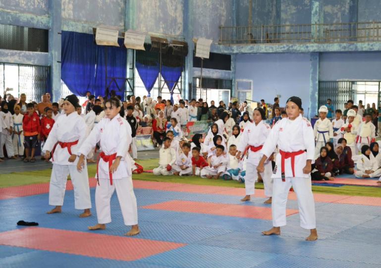 Salah satu cabang yakni Kata beregu putri yang dipertandingkan dalam Kejuaraan Kareta Wali Kota Pariaman Cup 2026 yang diadakan di GOR Radjo Bujang, Kelurahan Karan Aur, Kota Pariaman, Sabtu (16/5/2026). IST