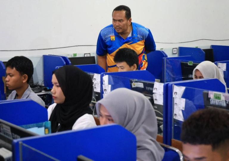 Wali Kota Yota Balad tinjau pelaksanaan TKA untuk masuk Telkom University yang diikuti 75 remaja Kota Pariaman di SMPN 1 Kota Pariaman, Senin (25/5/2026).  IST