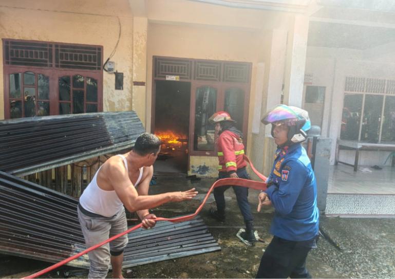 Petugas Damkar bersama pemilik rumah bersama-sama berusaha memadamkam api yang terjadi di salah satu rumah warga di Kelurahan Tarantang, Kecamatan Lubuk Kilangan, Selasa pagi (26/5/2026). IST