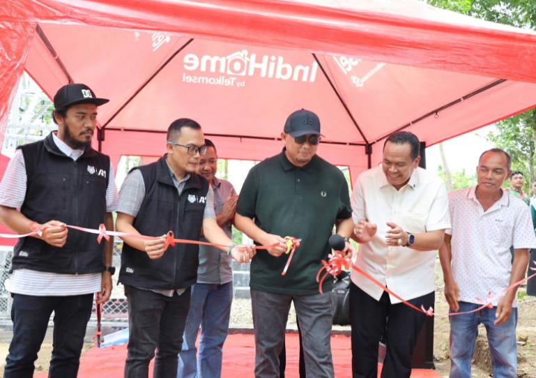 Wakil Ketua Komisi VI DPR RI, Andre Rosiade didampingi Wali Kota Pariaman dan lainnya resmikan pengoperasian BTS Telkomsel di Desa Kajai, Kecamatan Pariaman Timur, Kota Pariaman, Minggu (5/4/2026). IST