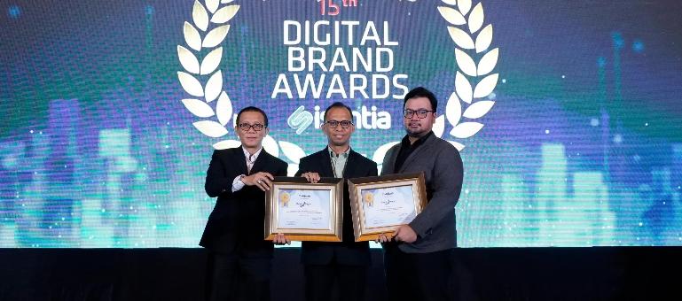 Direktur Keuangan PT Bank Nagari, Roni Edrian saat menerima dua penghargaan Infobank-Isentia Digital Brand Award 2025 di Jakarta, Jumat (22/5/2026). IST