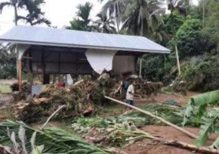 Salah satu rumah warga rusak dilanda banjir di salah satu nagari akibat meluapnya aliran sungai di Kabupaten Tanahdatar setelah diguyur hujan lebat sepanjang Selasa (12/5/2026) kemarin. IST