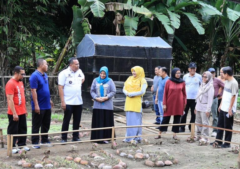 Wali Kota Yota Balad bersama Wawako Mulyadi saat meninjau Desa Talago Sariak di Pariaman Timur yang menjadi wakil Kota Pariaman dalam penilaian  TP PKK tingkat Sumbar, Rabu (29/4/2026). IST