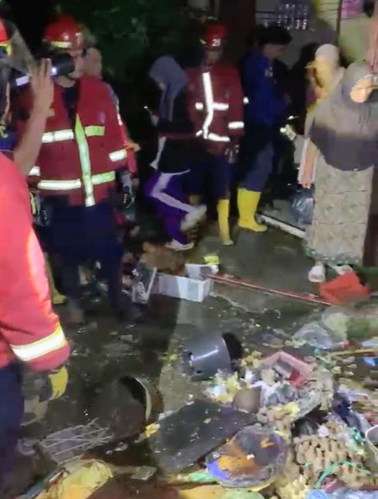 Sisa-sisa barang yang hangus terbakar dari sebuah warung yang ada di Jalan Rambutan, Perumnas Belimbing, Kota Padang, Jumat malam (22/5/2026). IST