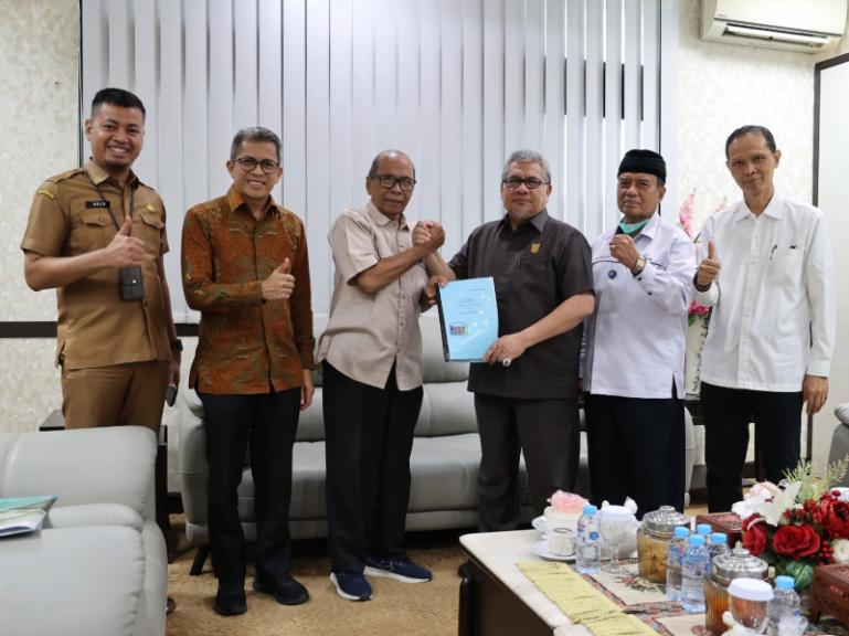 Ketua DPRD Sumbar, Muhidi serahkan naskah kajian akademik DIM kepada tim ahli DPRD untuk dilakukan kajian secara komprehensif, Senin (11/5/2026). IST