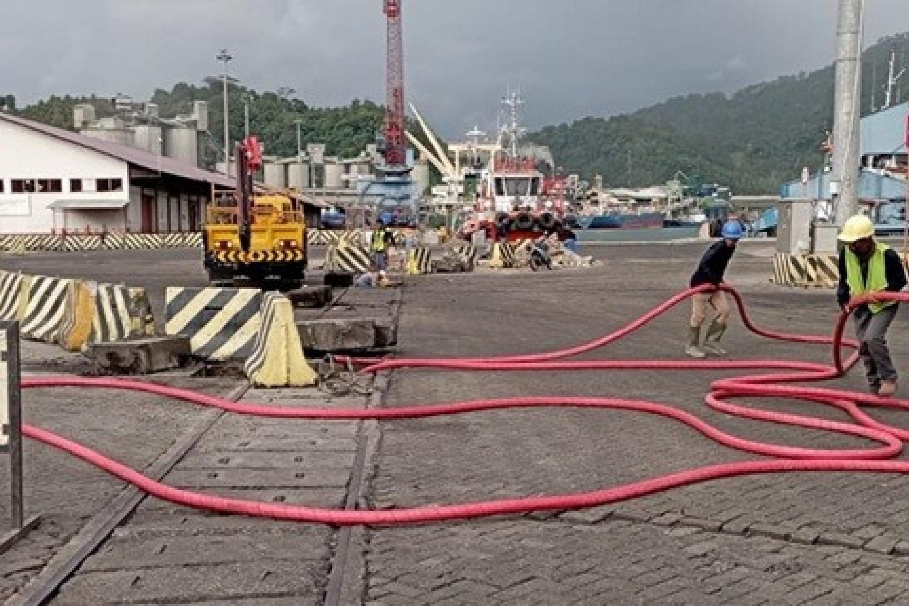 Petugas melakukan penataan kabel elektrifikasi Gantry Jib Crane di dermaga multipurpose Pelabuhan Teluk Bayur, Padang. Transformasi dari sistem diesel ke listrik ini menjadi langkah strategis menuju pelabuhan ramah lingkungan, sekaligus meningkatkan efisiensi bongkar muat hingga memangkas waktu pelayanan kapal secara signifikan. IST