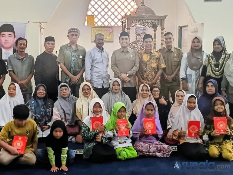 Anggota DPRD Kota Padang, Fautiaz Fauzi saat serahkan sejumlah Al Quran kepada anak-anak TPQ Masjid Al Faruq Jalan DPR RT 04 Dadok Tunggul Hitam Padang, Selasa (5/5/2026). (dok : arunala.com)