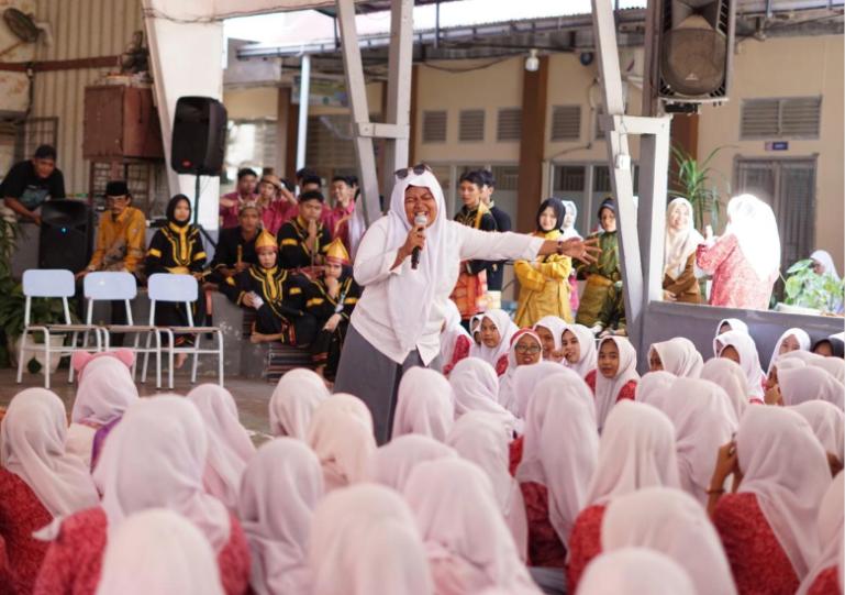 Seni pertunjukkan yang diadakan di salah satu SMA di Sumbar hasil bimbingan Komunitas Seni Nan Tumpah (KSNT). IST