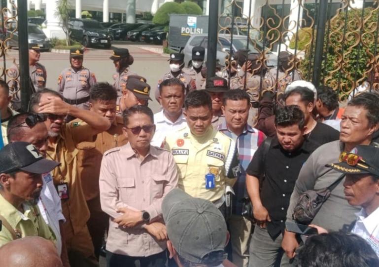 Wakil Ketua DPRD Sumbar, Evi Yandri saat mendatangi para pendemo dari KSPSI Sumbar yang gelar aksi demo ke gedung dewan itu, Senin (4/5/2026). IST