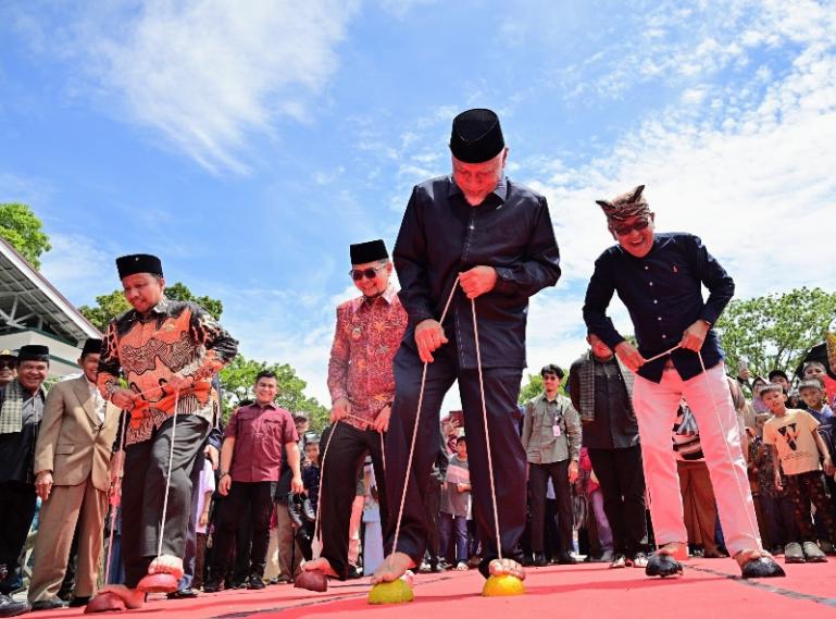 Terlihat Gubernur Sumbar Mahyeldi main tangkelek bersama  Wawako Bukittinggi Ibnu Asis dan lainnya setelah membuka iven alek anak nagari di kota itu, Sabtu (16/5/2026). IST