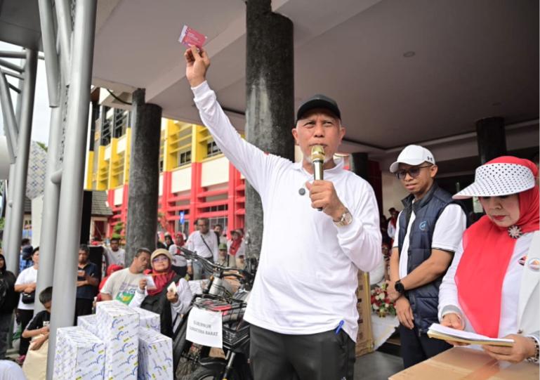 Gubernur Sumbar, Mahyeldi Ansharullah, ikui mencabut kupon untuk pemenang dalam kegiatan   Gebyar Gebu Minang Kota Padang, di halaman kantor gubernur, Minggu (17/5/2026). IST