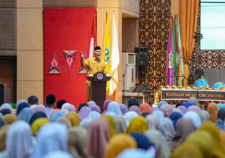 Gubernur Sumbar, Mahyeldi Ansharullah berikan sambutan saat membuka seminar nasional 