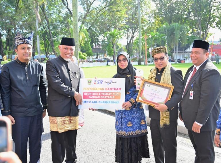 Gubernur Mahyeldi serahkan penghargaan kepada sekolah dan madrasah dengan strata Usaha Kesehatan Sekolah/Madrasah (UKS/M) Paripurna tingkat Sumbar Tahun 2026, Sabtu (2/5/2026). IST