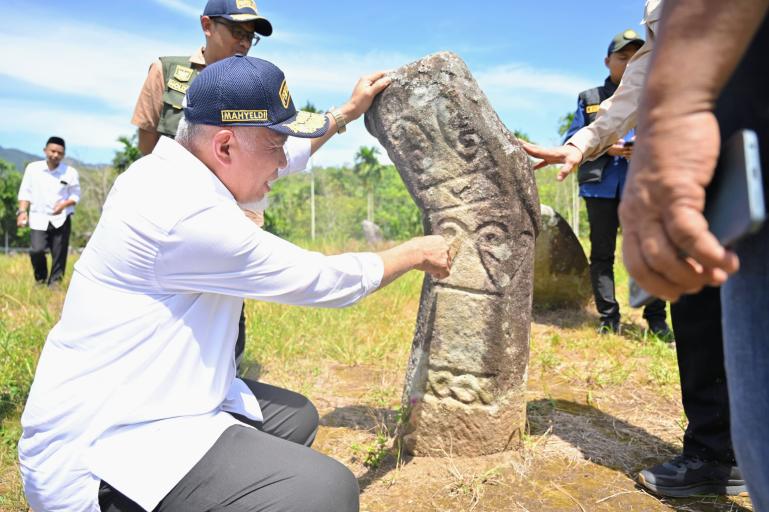 Gubernur Mahyeldi saat meninjau Situs Menhir Bawah Parit di Jorong Kototinggi, Nagari Maek, Kabupaten Limapuluh Kota, Kamis (28/5/2026). IST
