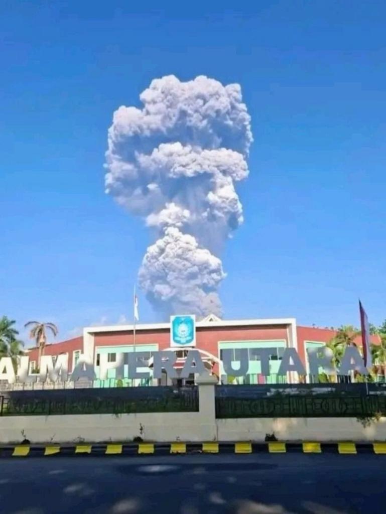 Asap putih kelabu dari aktivitas erupsi Gunung Dukono membumbung tinggi ke angkasa terlihat dari depan Kantor Bupati Halmahera Utara, Jumat (8/5/2026). IST
