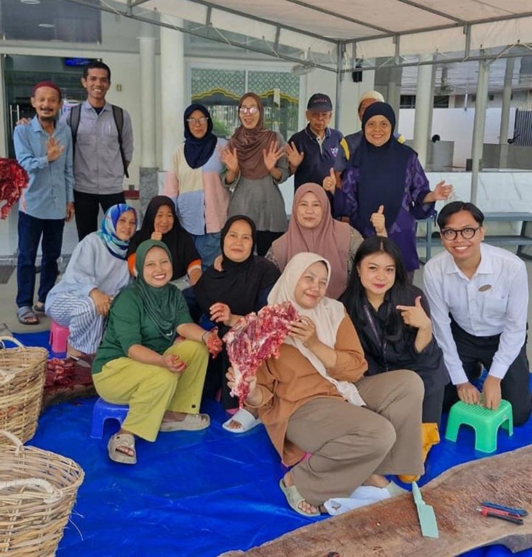 Kebersamaan karyawan Hotel Santika Premiere Padang bersama Hotel Amaris Padang usai penyerahan hewan kurban di Masjid Jihad yang berlokasi di Jalan Perak, Kota Padang, Kamis (28/5/2026). IST