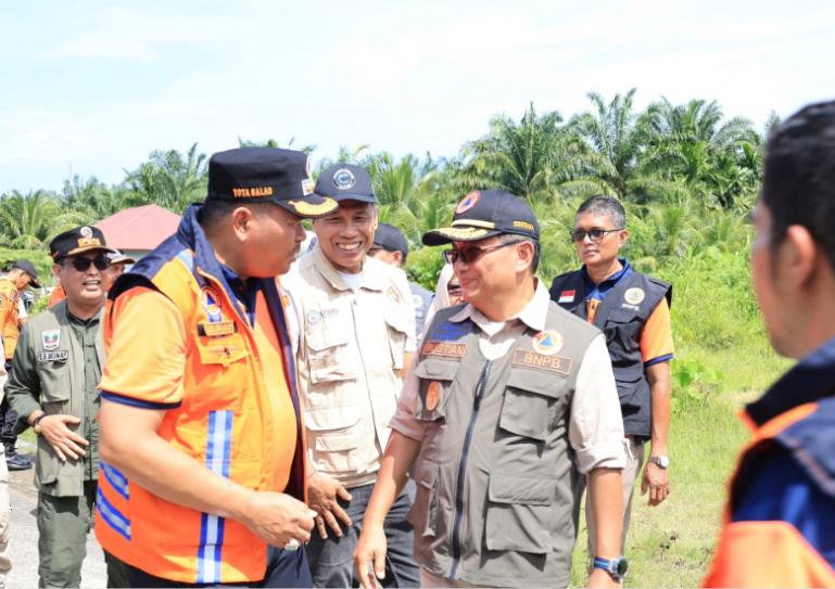 Wako Pariaman Yota Balad dampingi Sestama BNPB Rustian tinjua pembangunan Huntap Mandiri di Desa Sintuak, Kecamatan Pariaman Utara, Jumat (1/5/2026). IST