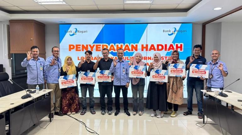 Direktur Keuangan Bank Nagari Roni Edrian bersama Pemimpin Divisi Sekretaris Perusahaan Yosviandri Asril dan Kabag Humas Fefri Doni bersama pemenang Lomba Karya Jurnalistik Bank Nagari, Rabu (13/5/2026). IST