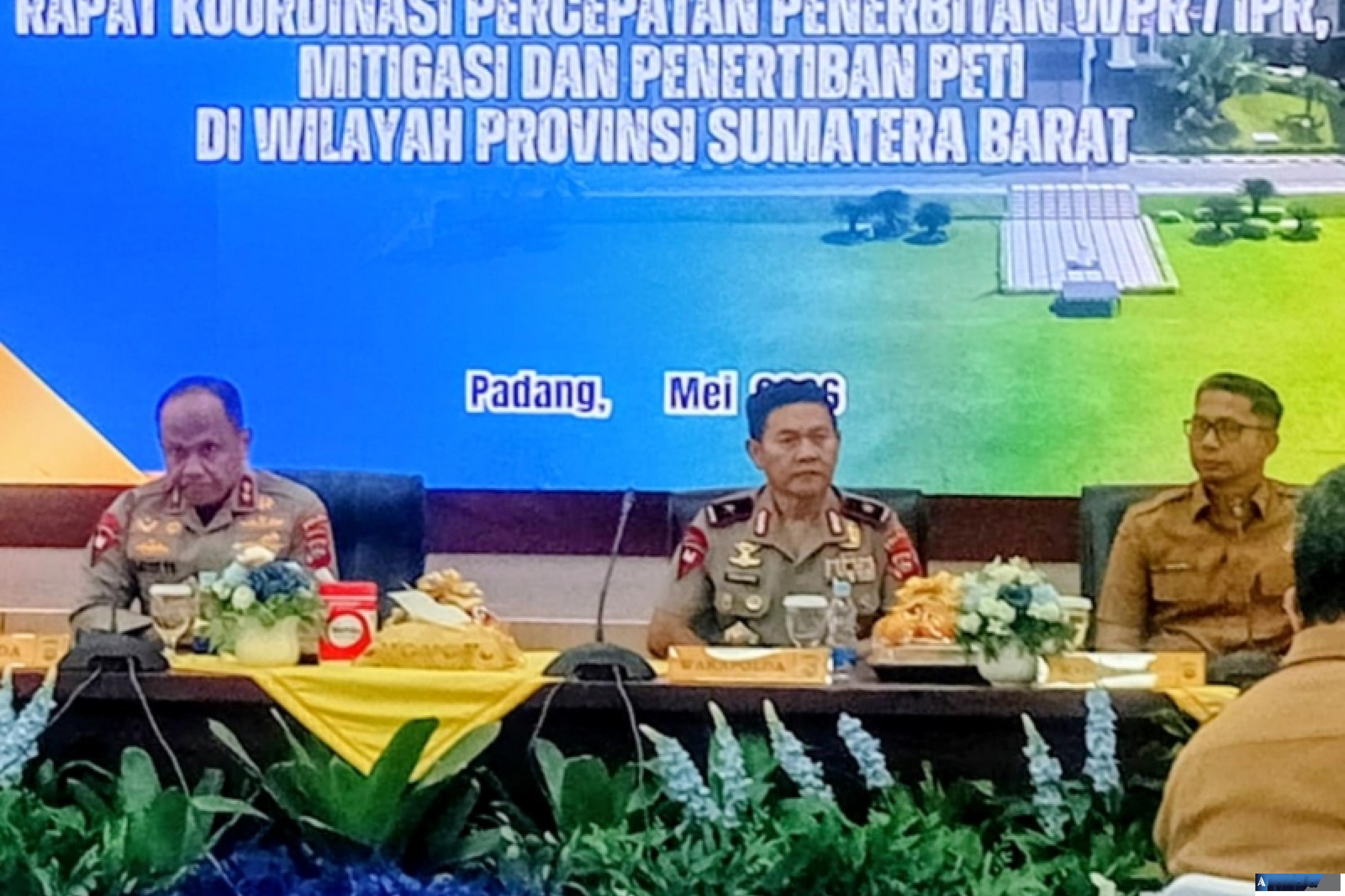 Kapolda Sumbar Irjen Pol Gatot Tri Suryanta saat pimpin rakor percepatan penerbitan WPR/IPR di Mapolda Sumbar, Senin (25/5/2026). (dok : arunala.com)