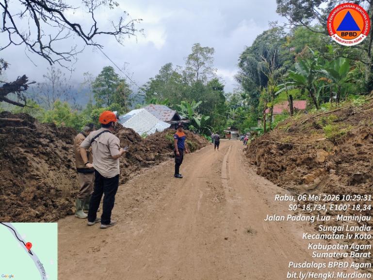 Proses pembersihan badan jalan Sungai Landia oleh BPBD Agam, Rabu (6/5/2026). (dok : bpbd agam)