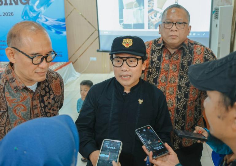 Deputi Bidang Kreativitas Media Kemenekraf RI, Cecep Rukendi diwawancari media seusai berikan pelatian menjadi konten kreator pada 75 orang generasi muda Kota Pariaman, Jumat (17/4/2026). IST