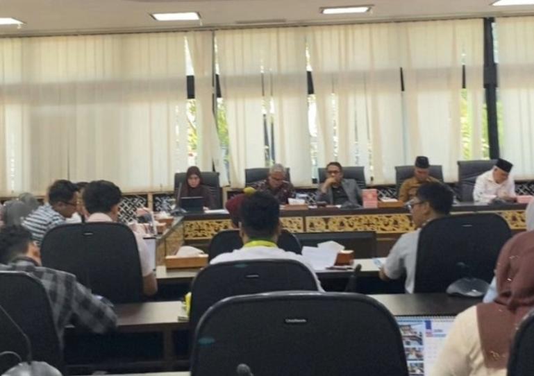 Wakil Ketua DPRD Sumbar, Evi Yandri Rajo Budiman saat mendengarkan penjelasan dari KSPSI Sumbar Aliansi Mahasiswa, dan Aliansi Cipayung Padang saat RDP menyoal ketenagakerjaan di gedung DPRD Sumbar, Kamis siang (7/5/2026). IST