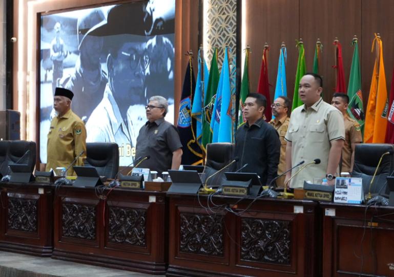 Ketua DPRD Sumbar, Muhidi bersama Gubernur Mahyeldi dan para wakil pimpinan DPRD Sumbar saat hadiri rapat paripurna di gedung DPRD Sumbar, Senin (11/5/2026). IST