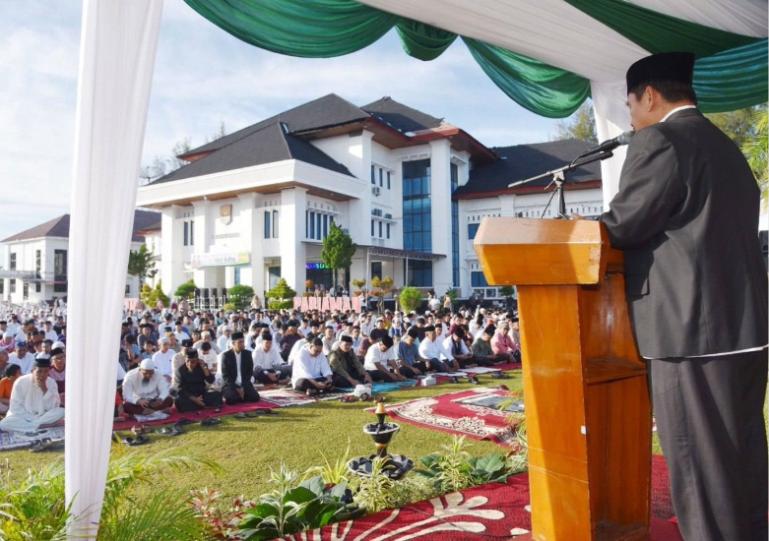 Kepala Kantor Kementerian Agama Kota Pariaman Edy Oktafiandi jadi khatib salat Idul Adha 1447 Hijriah/2026 M di halaman kantor Balaikota Pariaman, Rabu pagi (27/5/2026). IST