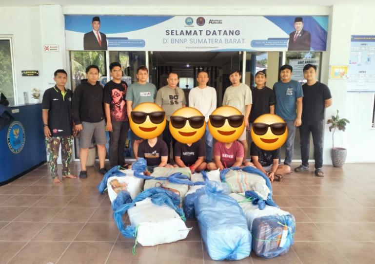 Para tersangka yang nekat seludupkan 150 kg ganja kering ke Sumbar, ditangkap BNNP Sumbar, Minggu dini hari  (10/5/2026) lalu. IST
