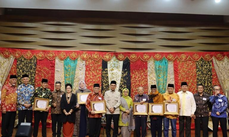 Gubernur Mahyeldi bersama sejumlah tokoh Minang yang diberi penghargaan oleh Pemprov Sumbar dan saksikan Menteri Kebudayaan RI Fadli Zon, Menteri Ketenagakerjaan RI Yassierli dan lainnya, di Jakarta Sabtu (23/5/2026). IST