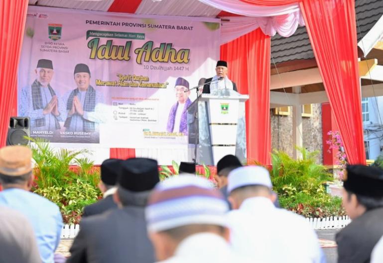 Gubernur Sumbar, Mahyeldi Ansharullah saat hadiri salat Idul Adha di di halaman Kantor Gubernur Sumbar, Rabu (27/5/2026). IST