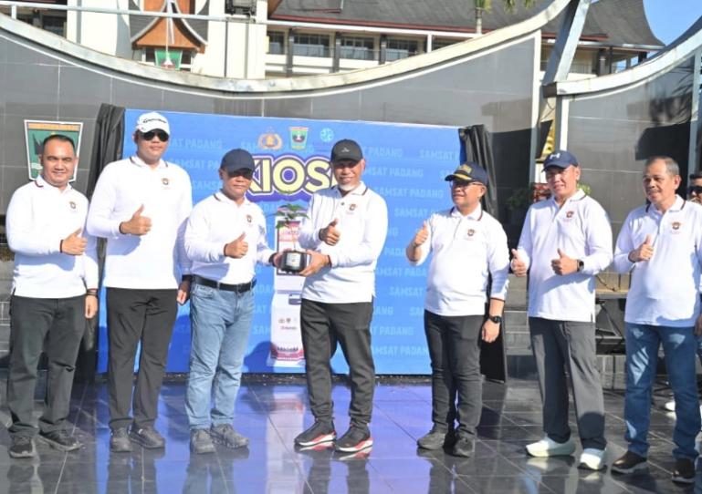 Gubernur Mahyeldi saat melaunching oft Opening Pelayanan SAMSAT Kiosk Cepat, Mudah, Modern & Gebyar Apresiasi Emas 2026 yang digelar di halaman Kantor Gubernur Sumbar, Minggu (10/5/2026).  IST
