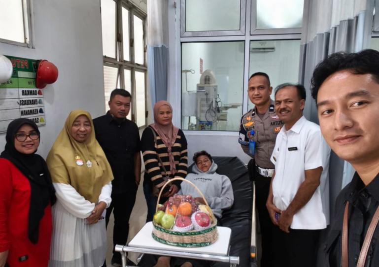 Perwakilan dari Wagub Sumbar membezuk Fadil di RSUD M. Natsir Kota Solok kemarin. IST