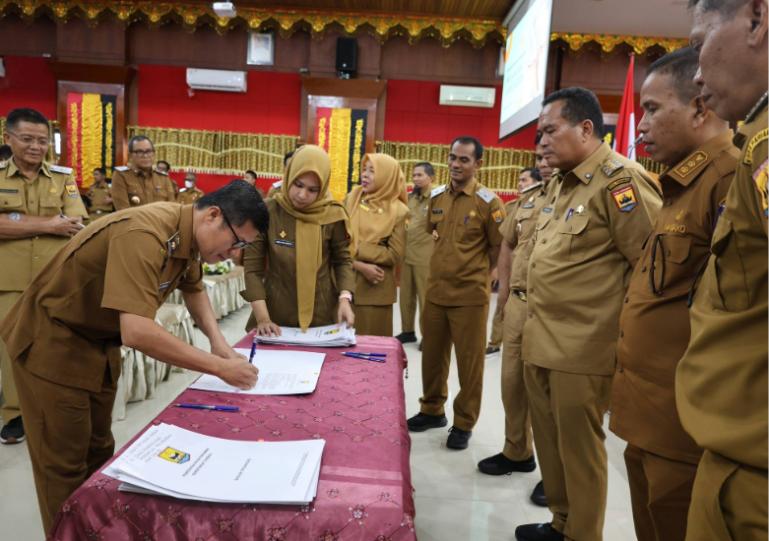 Wali Kota Pariaman, Yota Balad saksikan salah satu perangkat daerahnya tanda tangani kesepakatan pakta integritas kinerja 2026, Selasa (14/4/2026). IST