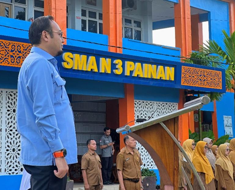 Anggota Komisi IV DPR RI Rahmat Saleh saat jadi Irup di SMA SMA N 3 Painan, Kabupaten Pesisir Selatan, Senin pagi (4/5/2026). IST