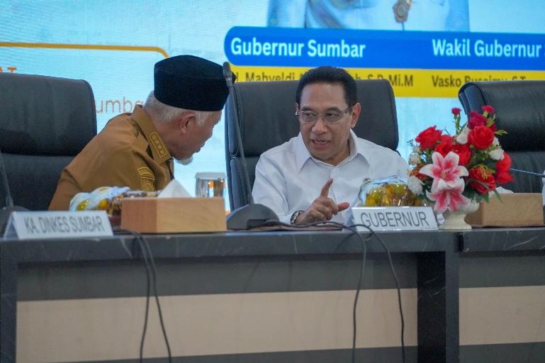 dr. Benjamin Paulus Octavianus, Sp.P, FISR berdiskusi dengan Gubernur Sumbar, Mahyeldi Anshrullah, Selasa (12/5/20206). IST