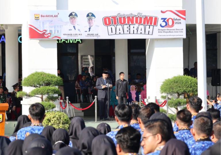 Wali Kota Pariaman, Yota Balad memimpin upacara peringatan Hari Otda tahun 2026 di halaman kantor wali kota setempat, Selasa pagi (28/4/2026). IST
