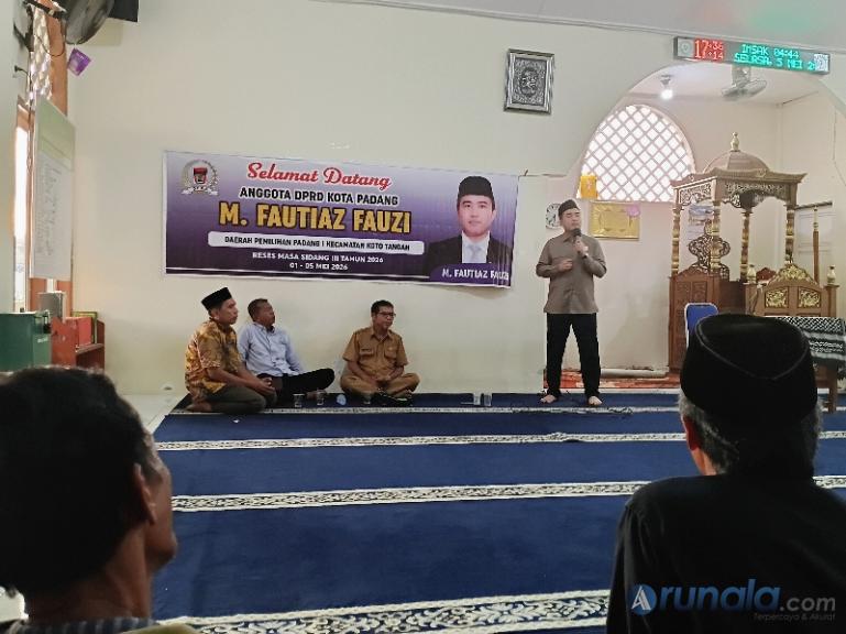 Anggota DPRD Kota Padang Fautiaz Fauzi paparkan Progul Wali Kota dan Wakil Wali Kota Padang menyangkut Padang Juara, pada masyarakat RT04 RW 05 Jalan DPR Dadok Tunggul Hitam Kelurahan Aia Pacah Padang, Selasa (5/5/2026). (dok : arunala.com)