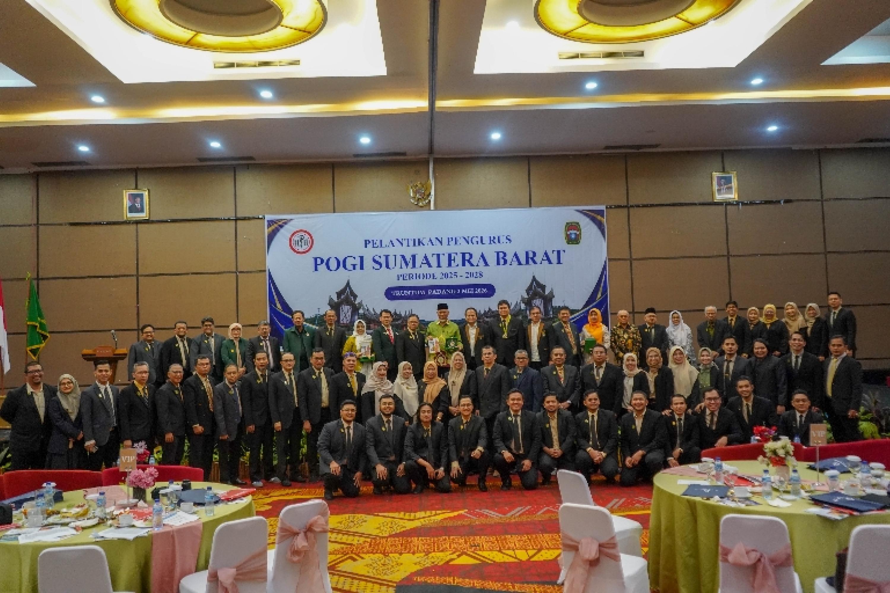 Pengurus POGI Sumatera Barat bersama Gubernur Sumbar Mahyeldi Ansharullah usai Pelantikan Kepengurusan POGI Sumatera Barat di Hotel Truntum Padang, Minggu (3/5/2026). IST
