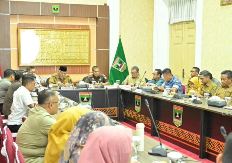 Gubernur Mahyeldi pimpin FGD dengan unsur Forkopimda provinsi menyoal penertiban PETI di Sumbar, di Padang, Selasa (19/5/2026). IST