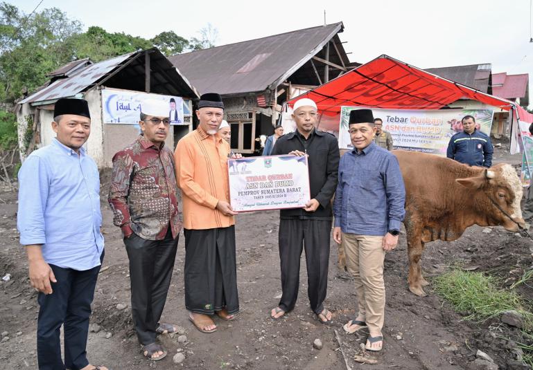 Gubernur Mahyeldi serahkan hewan kurban kepada pengurus salah satu rumah ibadah di Sumbar. IST