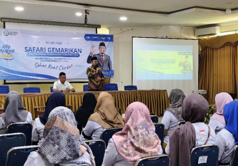 Anggota DPR RI Fraksi PKS Rahmat Saleh, saat berikan masukan pada peserta tentang manfaat makan ikan dalam kegiatan Safari Gemarikan di Kota Padang, Sabtu (30/5/2026). IST