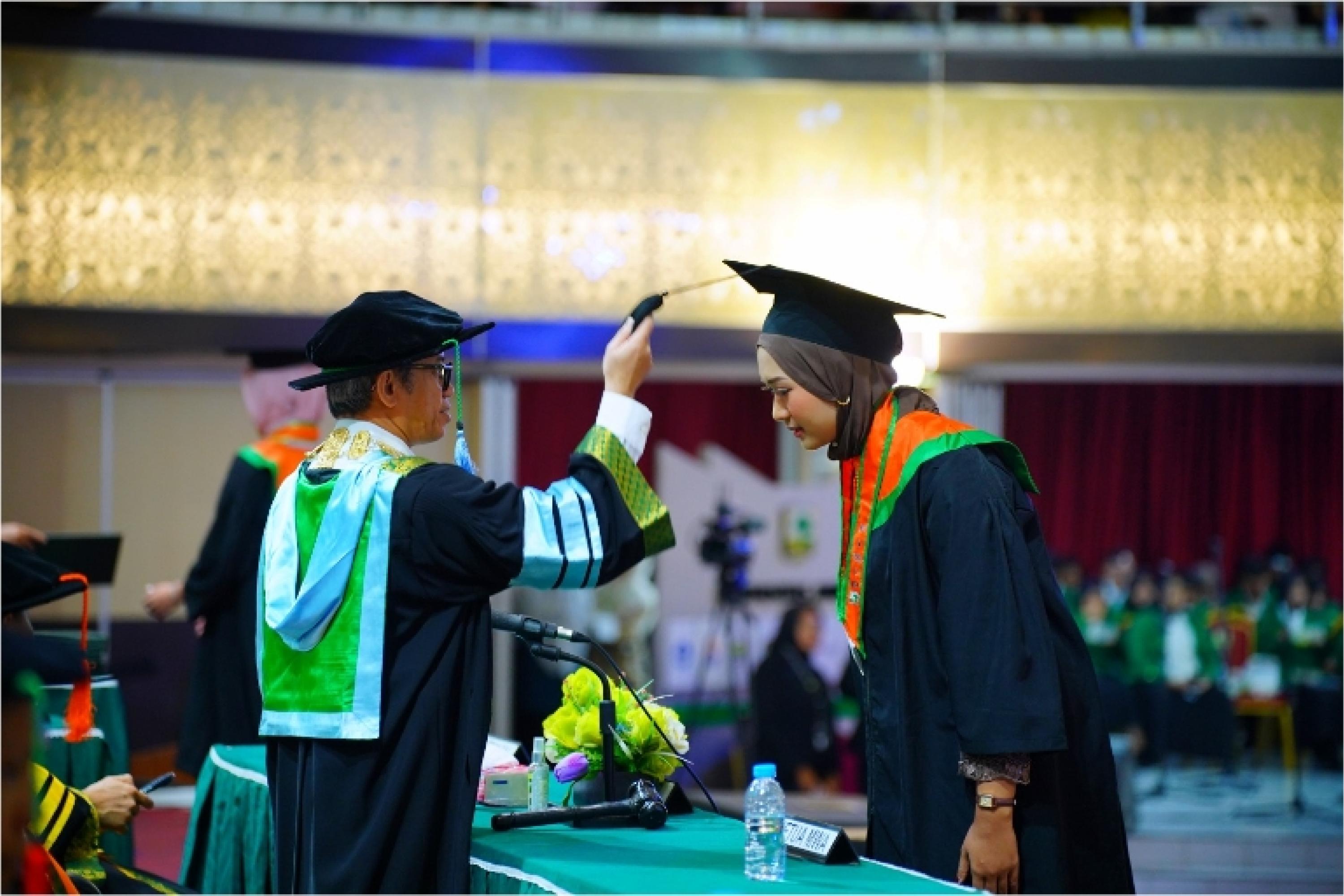 Prosesi pemindahan jambul oleh Rektor Unand Efa Yonnedi, Ph.D saat Wisuda II Tahun 2026 di Auditorium Unand, Minggu (10/5/2026). IST