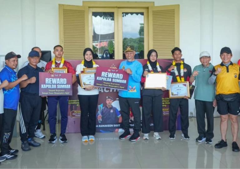 Gubenur Sumbar, Mahyeldi bersama Kapolda Irjen Pol Gatot Tri Suryanta saat menyambut para atlet binaan Polda Sumbar yang raih prestasi di ajang internasional, di Padang, Minggu (3/5/2026). IST