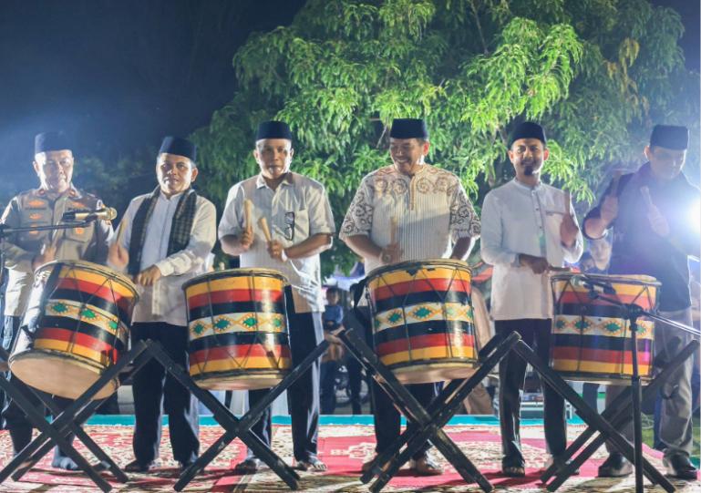 Wali Kota Pariaman, Yota Balad memukul beduk tanda dimulainya malam takbiran sambut Idul Adha, Selasa malam (26/5/2026). IST