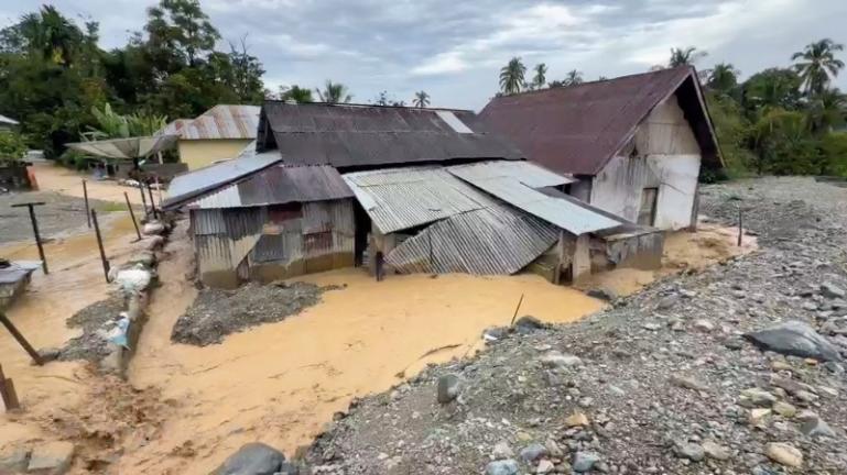Salah satu rumah warga yang terdampak akibat luapan air sungai yang ada di Nagari Sungai Batang, Agam, Jumat (8/5/2026). IST