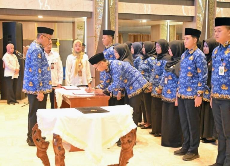 Sekprov Sumbar, Arry Yuswandi saksikan penandatanganan pakta integritas sejumlah PNS baru di lingkup Setprov Sumbar, Rabu (6/5/2026). IST