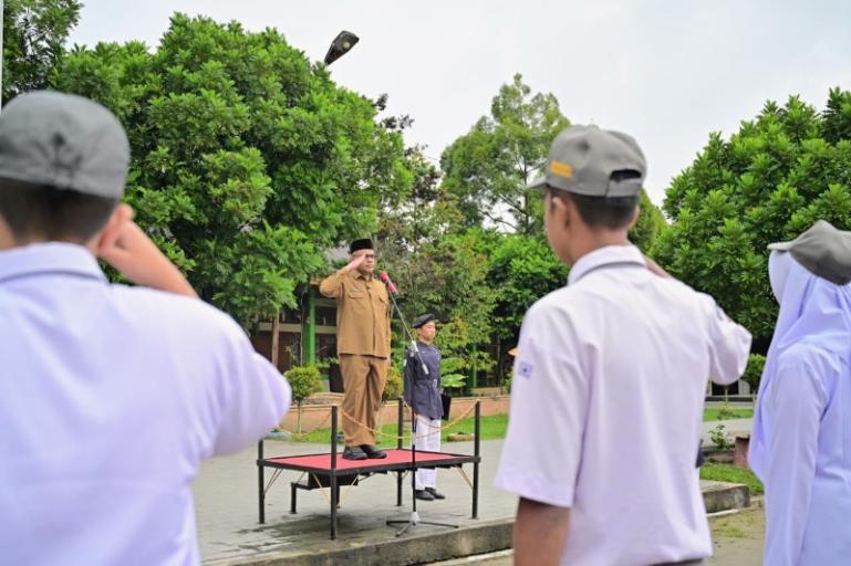 Sekprov Sumbar Arry Yuswandi saat menjadi pembina upacara di SMAN 1 Bukittinggi, Senin pagi (11/5/2026). IST